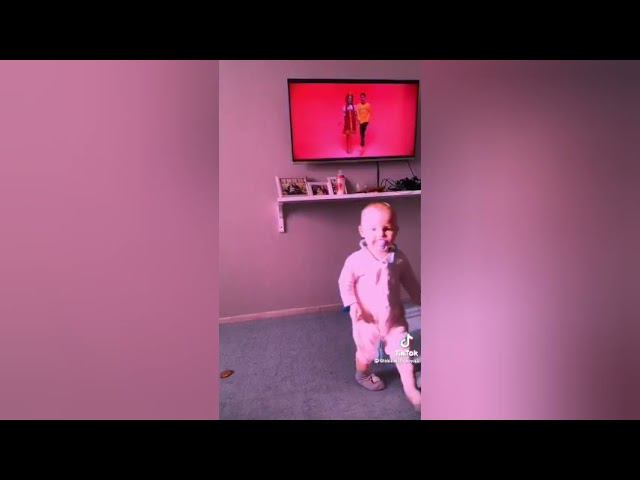 Малышь танцует танцы в трусиках трусиках... смотреть онлайн