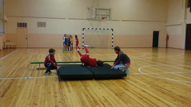 Тренировка падений в группировке