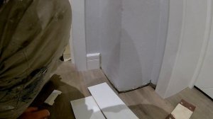 как просто покрасить и приклеить напольный плинтус, и какой краской красить? #плинтус