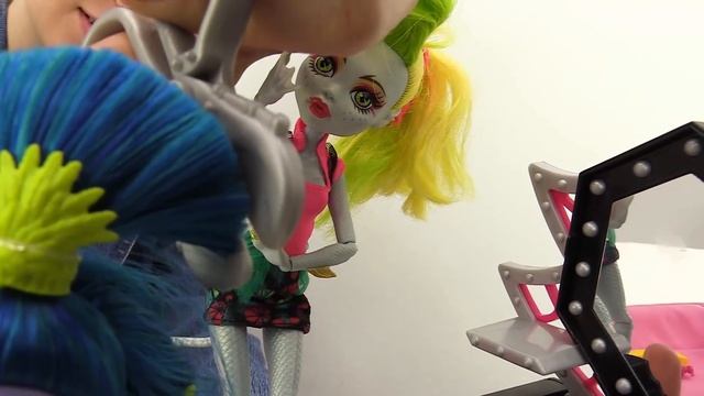 Куклы Монстер Хай в САЛОНЕ КРАСОТЫ! Видео для девочек смотреть онлайн