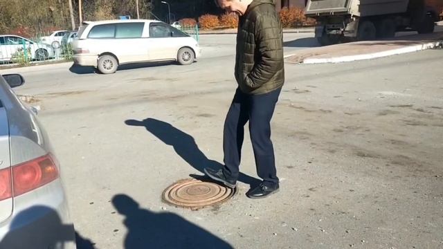 Люк колодца около Сиреневой 31 смотреть онлайн