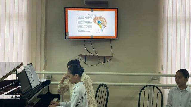 Концентрация внимания и слуховой контроль. Разучивание пьес на развитие и закрепление координации смотреть онлайн