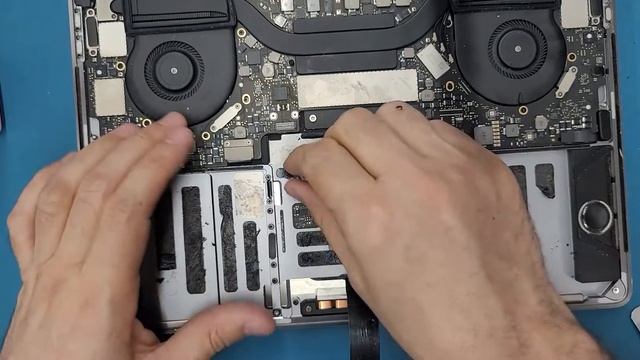 How to replace the battery on a MacBook Pro A1706 смотреть онлайн