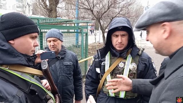 Полиция кошмарит жителей города.