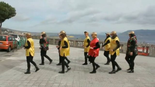 Balli di Gruppo Baila-Tarantella-Burlesque-Ginza-Irene Dance -choreographic Folkloristica 안무의 baile смотреть онлайн