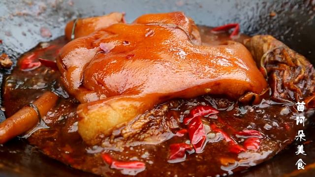 苗大姐半个猪头卤来吃，麻辣下饭一点不输饭店，吃完酣畅淋漓，太爽了【苗阿朵美食】 смотреть онлайн