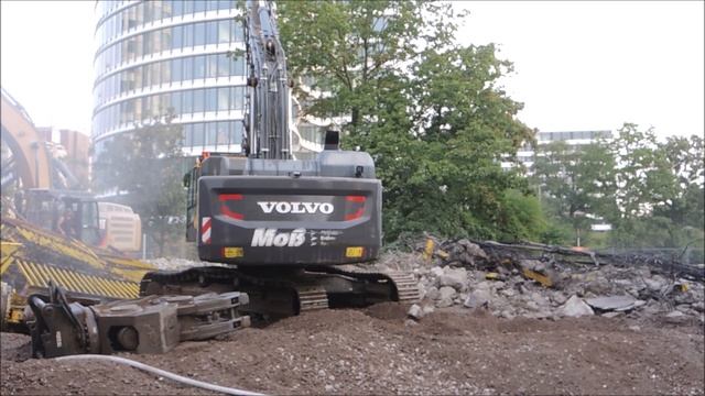 Bagger Volvo EC 380 Brückenreste zerlegen смотреть онлайн