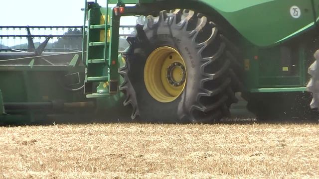 Moisson 2011 New John Deere S660 & S560 - Wheat Harvest