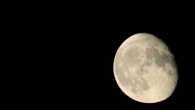 Луна в объективе телескопа Levenhuk Skyline 90х900 EQ. смотреть онлайн