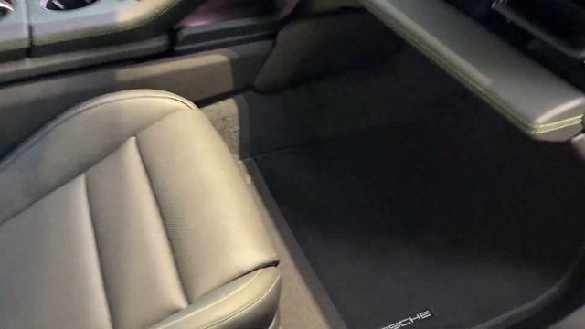 Де знаходиться VIN у Taycan / Tacan Cross Turismo