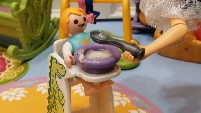 Мама Маринетт и папа Адриан купают сына в бассейне. Семья Маринетт и Адриана смотреть онлайн