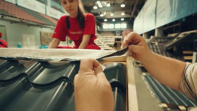 Узел конька на кровле из металлочерепицы. Фрагмент фильма о монтаже металлочерепицы. УНИКМА. смотреть онлайн