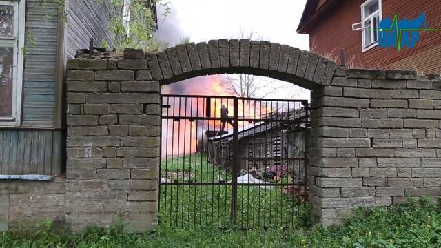 При пожаре в Ивангороде взорвался баллон с газом смотреть онлайн