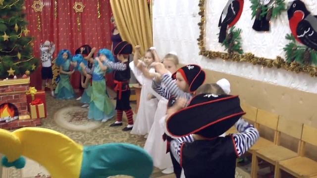 Хоровод на новогоднем утреннике 2018 в старшей группе Муз  рук  Максюта Г  В