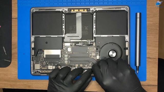 MacBook Pro 13" A1708 screen replacement смотреть онлайн
