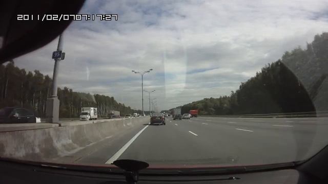 AUDI A6 теряет часть бампера на ходу смотреть онлайн