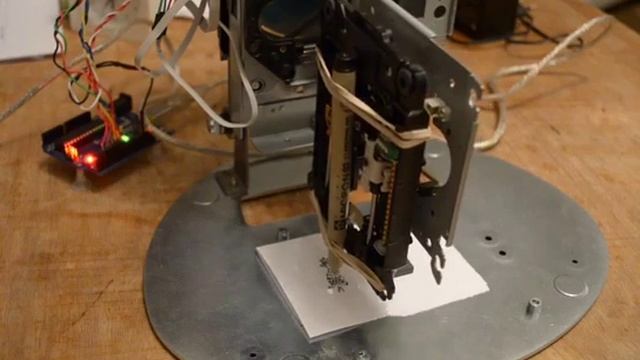 DIY CNC old CDrom + Arduino + Easy Driver смотреть онлайн