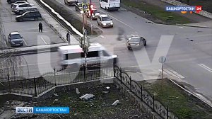 Отделался ушибами: момент жесткой аварии в Стерлитамаке с участием легковушки и мотоцикла попал на в