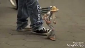 Кукла на нитках прикольно танцует