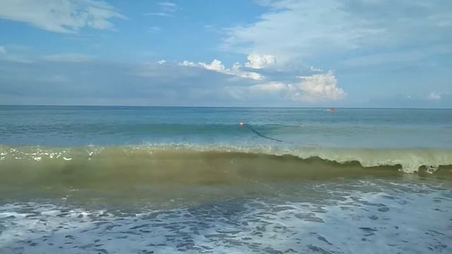 Морская волна превращается в пену. смотреть онлайн