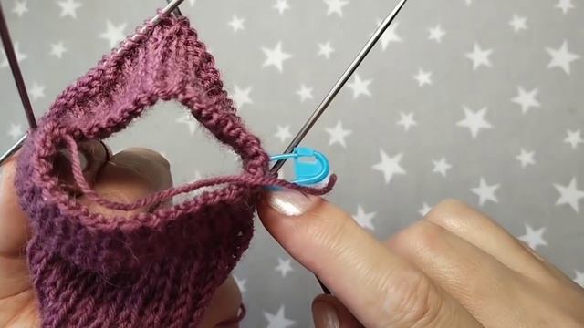 Как связать короткие носочки на пяти спицах. От набора петель, до закрытие мыска. Подробный МК. смотреть онлайн