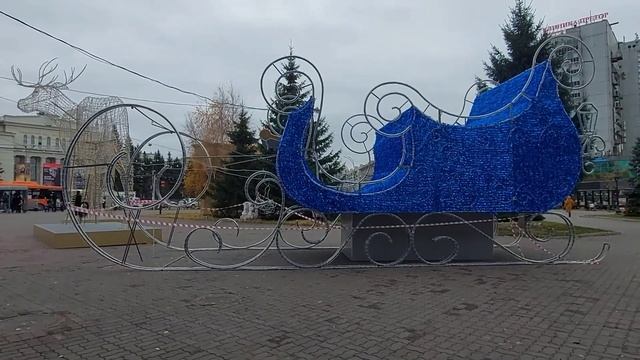 НОВОСИБИРСК/ В ПЕРВОМАЙСКОМ СКВЕРЕ ПОЯВИЛИСЬ ГИГАНТСКИЕ ОЛЕНИ/СКАЗОЧНЫЕ САНИ/ СВЕТОВЫЕ ФОНТАН И АРК смотреть онлайн