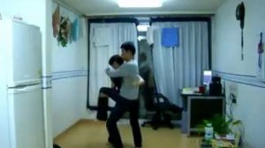 женщина поднимает и носит мужа