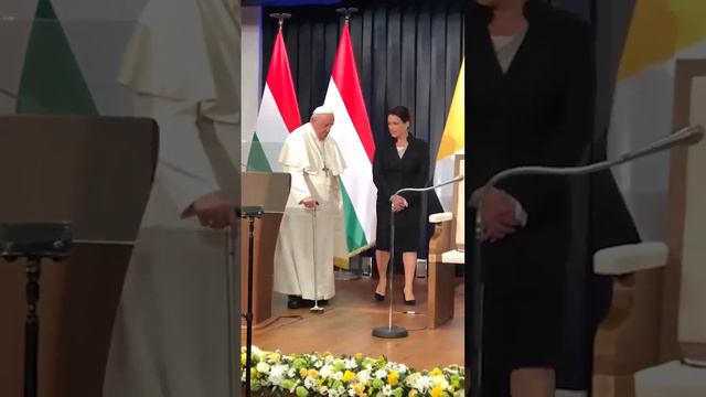 Hungary's president accompanies Pope Francis to his meeting with civil authorities смотреть онлайн