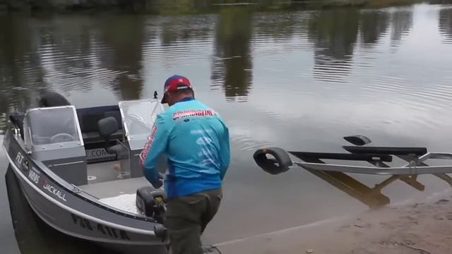 Вытаскивание лодки из воды на прицеп смотреть онлайн