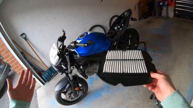 Changing My Air Filter On The 2017 SV650 (3rd Gen) 4K смотреть онлайн
