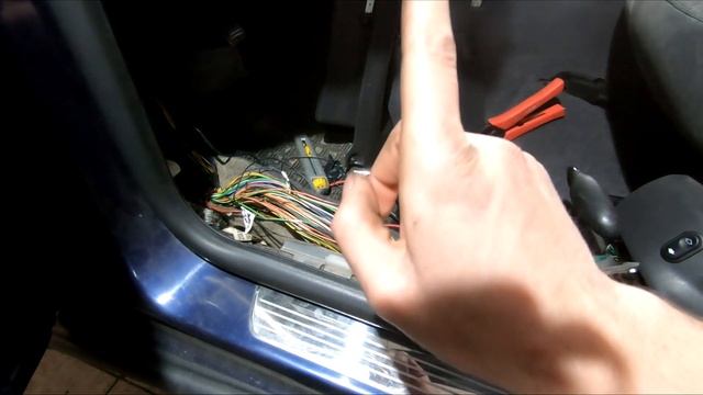 How to Retrofit an Auto Dimming Mirror - Ford Focus Mk1 смотреть онлайн