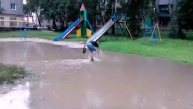 Мой друг ходит по лужи(-!-) :) смотреть онлайн