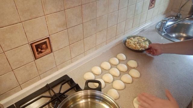 Ну очень воздушные пирожки с капустой ? и немного пончиков ? смотреть онлайн