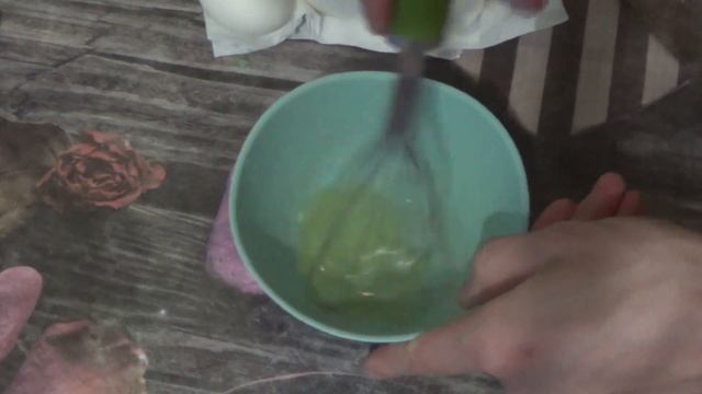 Секрет потрясающих пасхальных яиц — покраска яиц бумажными салфетками!