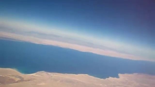 Красное море - вид из самолёта при подлёте к Хургаде смотреть онлайн