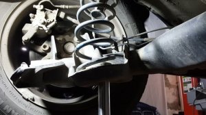 Renault Megane III  1,5 dci Замена задних амортизаторов , задних пружин.