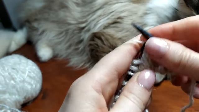 Шапка из пуха норки спицами. Удачная модель, хорошо сидит!! смотреть онлайн