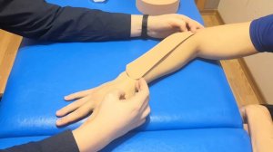 Наложение кинезио тейпа при латеральном эпиконделите