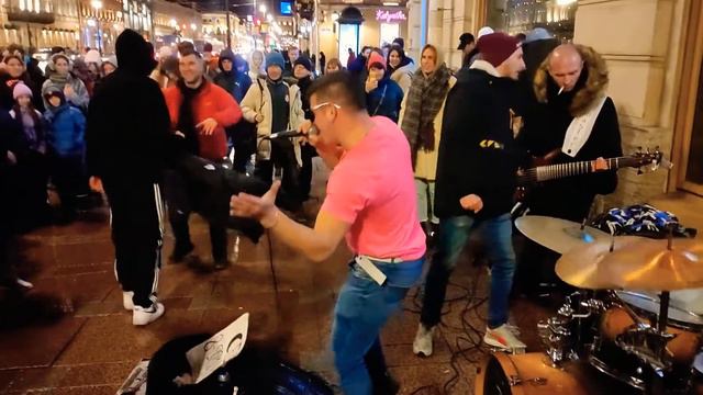 Чего только не увидишь на Невском, Серёга "Висконти" и группа "Айдахо" вместе поют песню "Кадиллак" смотреть онлайн
