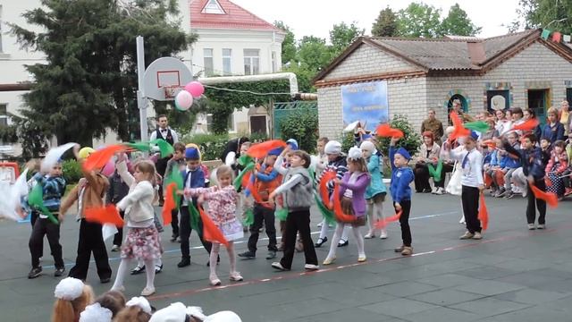 Танец к Дню Победы! Вот так нужно воспитывать детей! смотреть онлайн