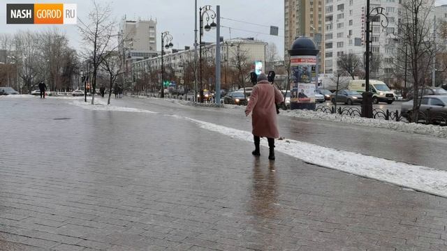 Из-за ледяного дождя в Тюмени образовался гололёд смотреть онлайн