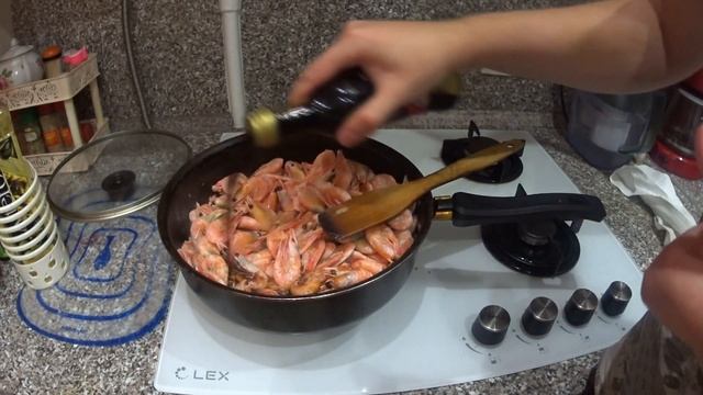 РЕЦЕПТ СОЧНЫХ ЖАРЕНЫХ КРЕВЕТОК К ПЕННОМУ смотреть онлайн