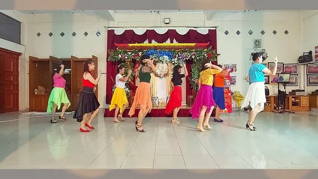 Musica Italiana Line Dance [Kuk Kumson] Demo By HAPPY GROUP DUMAI смотреть онлайн