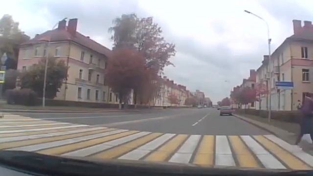 Велосипедист не спешился и попал под колеса смотреть онлайн