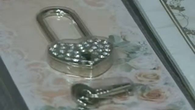 Власти могут запретить молодоженам вешать замки на мосты смотреть онлайн