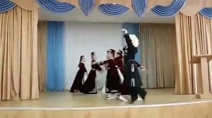 дети танцуют ингушскую лезгинку..