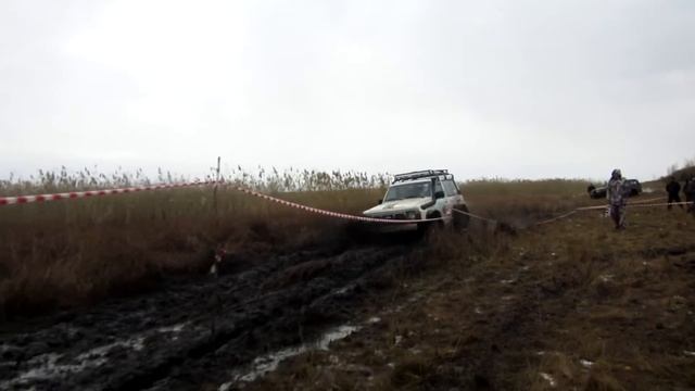 Подготовленные внедорожники рвутся в грязь. ГАЗ-69 vs ЛУАЗ vs УАЗ-469 vs Nissan Patrol смотреть онлайн