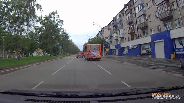 Как ездят в Барнауле автобус Н218УР перестроение на переходе смотреть онлайн