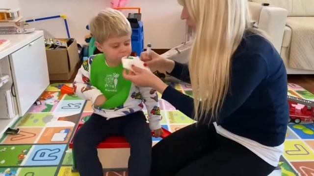 Как промыть нос ребёнку который умеет сидеть. От 6 месяцев смотреть онлайн