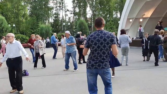 ?Я сегодя хочу быть счастливой!!!???Танцы в парке Горького,Харьков. смотреть онлайн